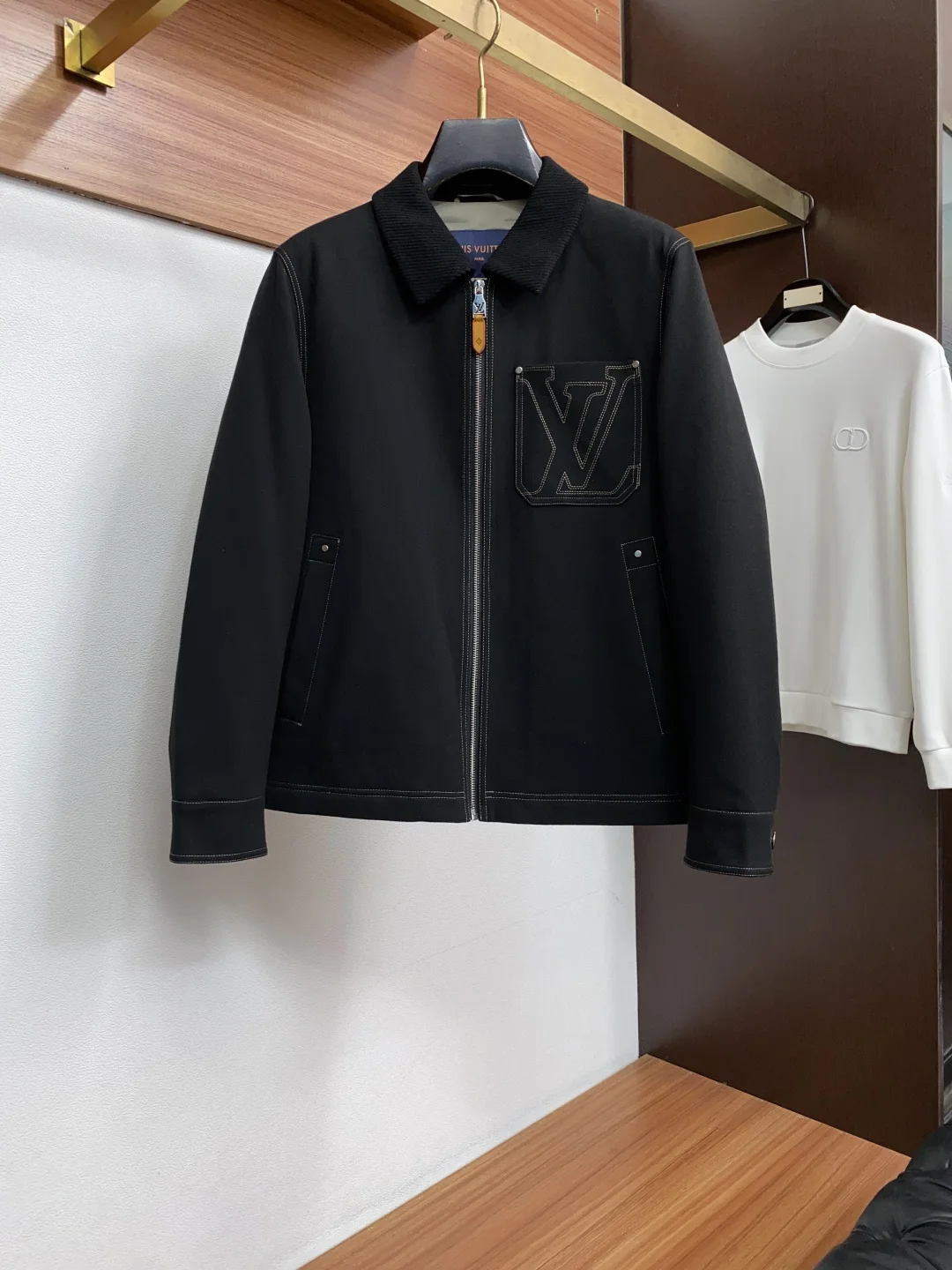 原单羽绒服/棉衣男装|高仿羽绒服/棉衣男装|精仿羽绒服/棉衣男装|一比一羽绒服/棉衣男装1v 路易威登 秋冬男士商务翻领时尚羽绒服 定制羊毛面料 超有设计斜坑条纹翻领 轻奢时尚休闲风格 轻盈保暖柔软 低调系列时尚百搭 就是有型 香港贸易订单款 超级种草的神仙单品 作为大家都要仰视的品牌 他们对货源的把控也毫无悬念的严格 非常酷炫轻盈飘逸羽绒服 商务静版设计 两侧功能性大口袋 很有质感的原漆原版四合扣 轻松的彰显品牌辨识度跟超强规格性能 上身绝对超级惹眼   整体的材质也是超级能打 采用意大利进口面料打造 具有百年品牌的高端触感 内里绒子含量90%白鸭绒打造 10%羽毛 满身横线绗缝充绒饱满 蓬松感十 如有疑问 可拆开检验 充绒量极高 版型完美 时尚不臃肿 演绎系列的简约美学风格 上身效果轻盈保暖 御寒效果满分! !一款颜值跟性能同步在线的高街奢物 绝对炸街的超级重磅码数 M-3xL