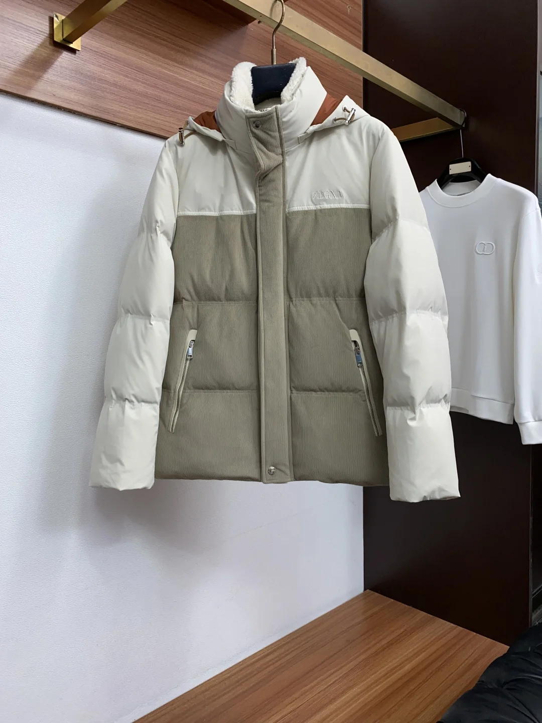 原单羽绒服/棉衣男装|高仿羽绒服/棉衣男装|精仿羽绒服/棉衣男装|一比一羽绒服/棉衣男装杰尼亚 秋冬男士商务立领羊羔毛领拼接 可拆 时尚羽绒服 拼接设计 前副条纹绒设计保暖舒适 轻奢时尚休闲风格 轻盈保暖柔软 低调系列时尚百搭 就是有型 香港贸易订单款 超级种草的神仙单品 作为大家都要仰视的品牌 他们对货源的把控也毫无悬念的严格 非常酷炫轻盈飘逸羽绒服 商务静版设计 两侧功能性大口袋 很有质感的原漆原版四合扣 轻松的彰显品牌辨识度跟超强规格性能 上身绝对超级惹眼   整体的材质也是超级能打 采用意大利进口面料打造 具有百年品牌的高端触感 内里绒子含量90%白鸭绒打造 10%羽毛 满身横线绗缝充绒饱满 蓬松感十 如有疑问 可拆开检验 充绒量极高 版型完美 时尚不臃肿 演绎系列的简约美学风格 上身效果轻盈保暖 御寒效果满分! !一款颜值跟性能同步在线的高街奢物 绝对炸街的超级重磅码数 M-3xL