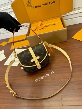 独家首发型号 特正版M46740 品质 全面再次升级 专柜同步电子芯片内码 新礼盒 礼品袋 保护纸 铜版电子标签 合格证  皮和料是正品代工厂意大利A级出品 正品进口托底 特正版 :是在于品质 五金 面料 手工 油边 A级高品质出品 全面再次升级 拍摄图跟产品一致丶配图上的全套包装.尺寸 20x16x7.5CM
