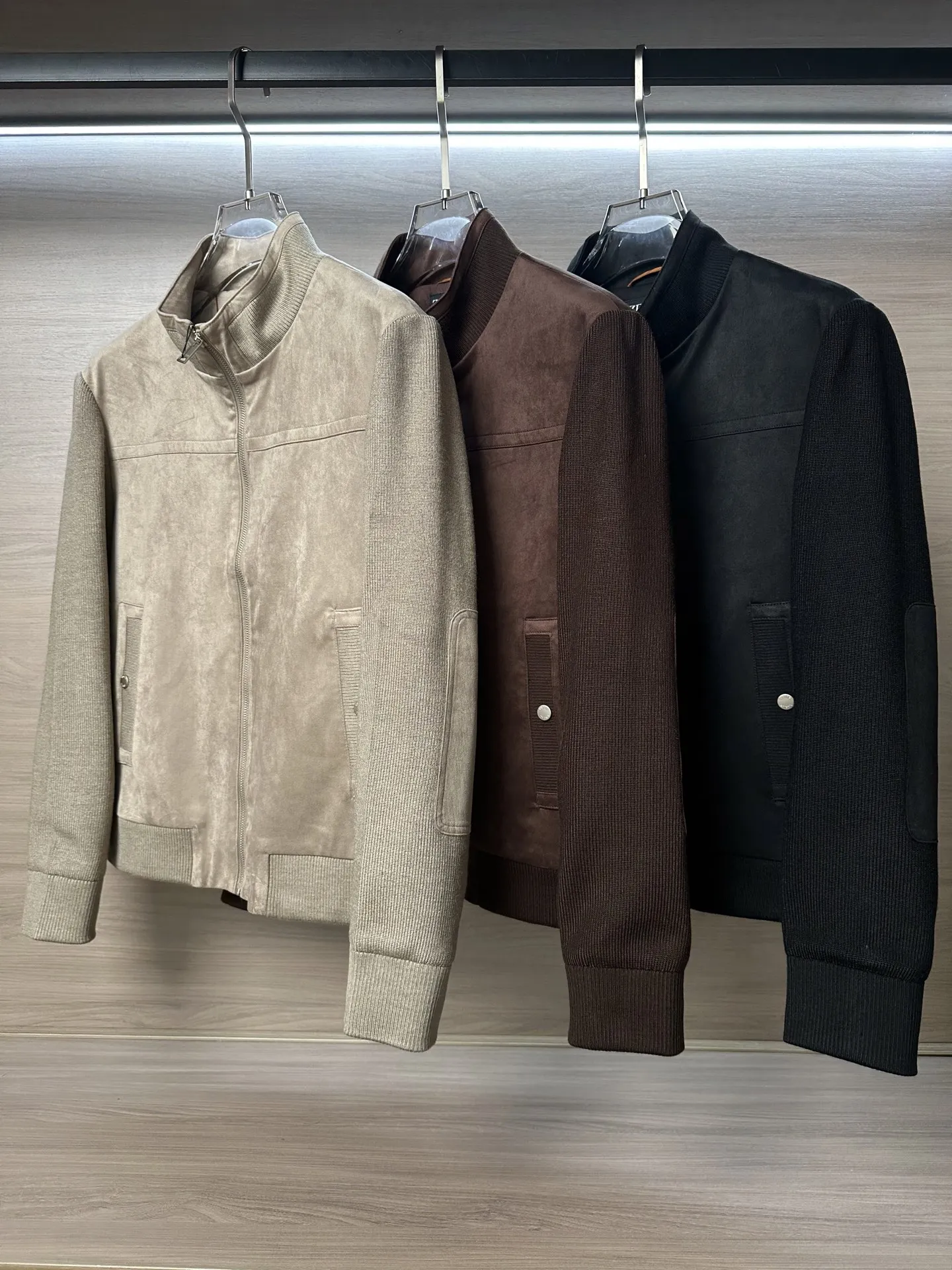 原单外套男装|高仿外套男装|精仿外套男装|一比一外套男装 米色  ZEGNA 2026秋冬爆款拼接外套 ZEGNA这款外套采用麂皮绒拼针织 面料抗皱不起球 没有大logo 商务休闲都可以穿 版型利落 春秋单穿 冬天还可以叠穿搭配  外套采用半高立领设计 贴合颈部 防风保暖 不卡脖子 罗纹袖口+下摆 弹力针织收口 贴合手腕腰腹 锁住温度不易灌风 版型不易变形 内里填充采用精选新疆棉  码数 48 50 52 54 56 颜色 黑色 米色 咖色