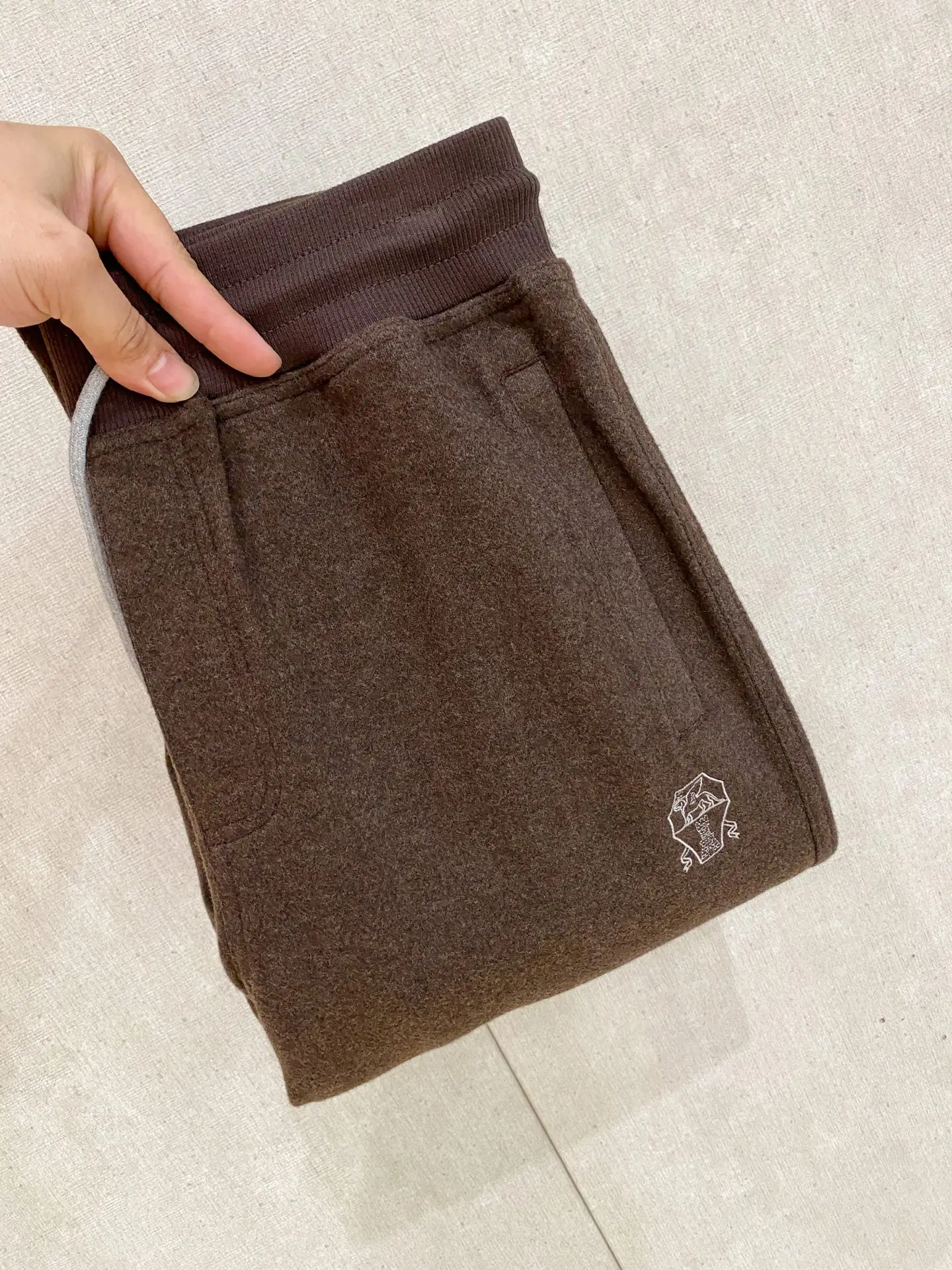原单休闲裤男装|高仿休闲裤男装|精仿休闲裤男装|一比一休闲裤男装BC 2026秋冬全品相男士休闲裤 不同的工艺呈现不一样的时尚感 重工立体刺绣工艺 颜色:咖色 灰色 码数M-3XL