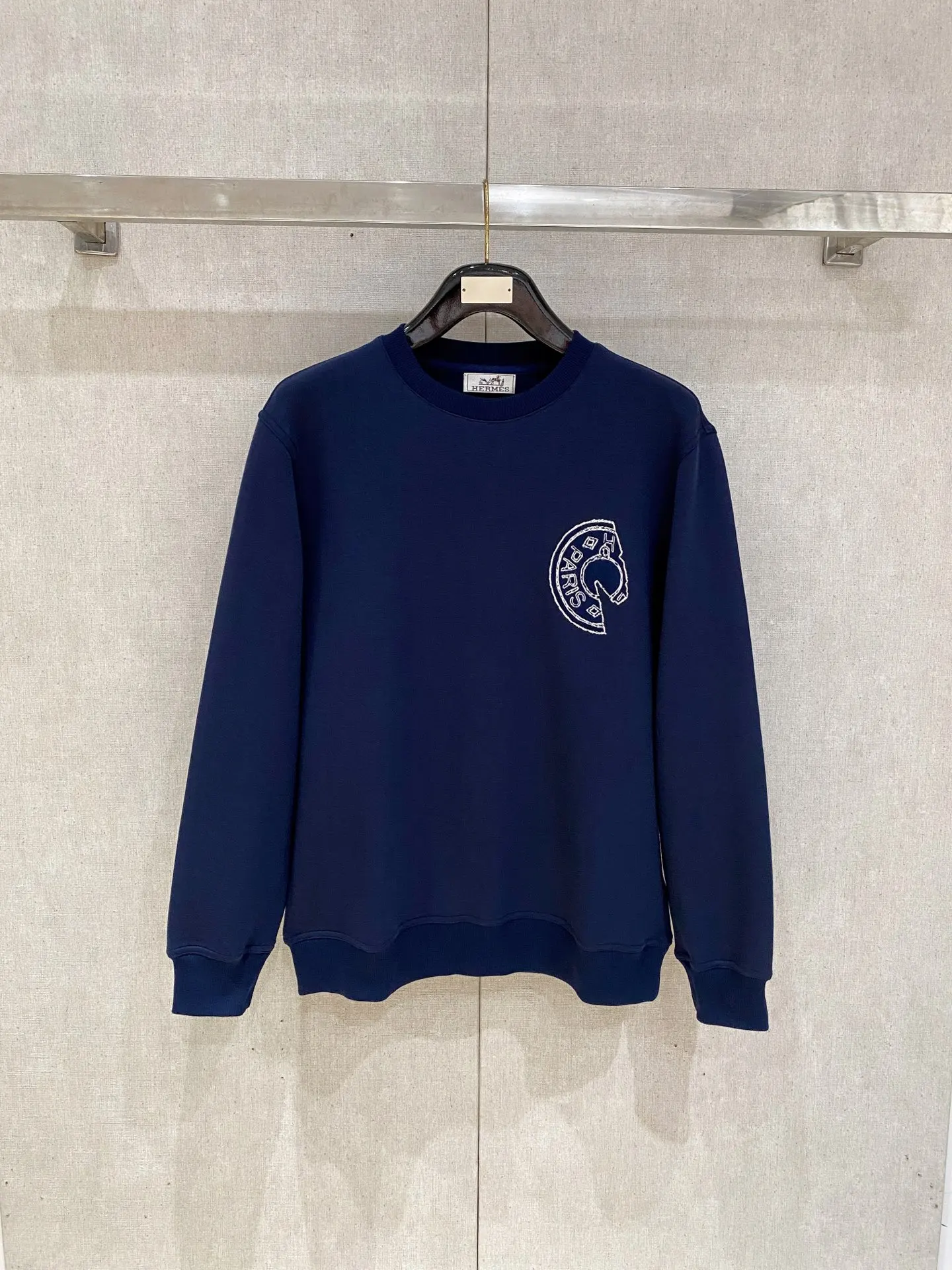 原单卫衣男装|高仿卫衣男装|精仿卫衣男装|一比一卫衣男装Hermes H家2026秋冬新品系列 喜欢他家的设计 强烈推荐 低调奢华 C.D.S经典款圆领卫衣 做工每一处细节都处理的很精致 胸口马鞍钉刺绣主题 看似简单 做工繁琐 成品精致 合体的版型 上身就能体会主题带来年轻与时尚精致感  M码肩宽46胸围104衣长69袖长60 L码肩宽47胸围108衣长70袖长61 XL码肩宽48胸围112衣长71袖长62 XXL码肩宽49胸围116衣长72袖长63 3XL码肩宽50胸围120衣长73袖长64 