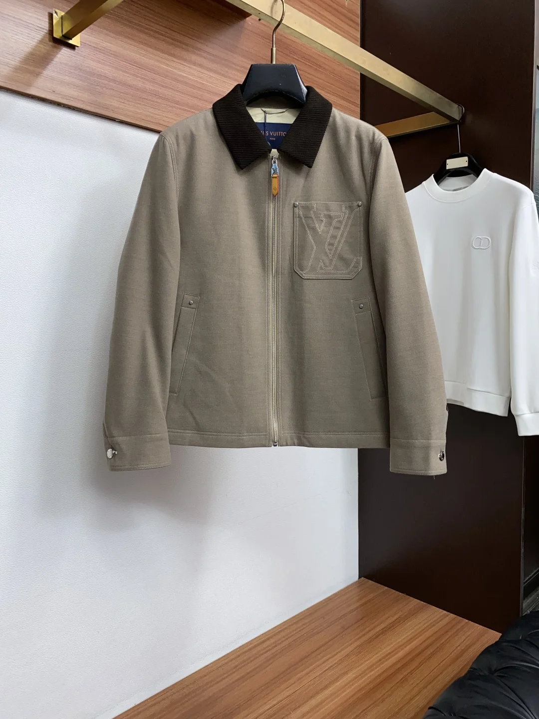原单羽绒服/棉衣男装|高仿羽绒服/棉衣男装|精仿羽绒服/棉衣男装|一比一羽绒服/棉衣男装1v 路易威登 秋冬男士商务翻领时尚羽绒服 定制羊毛面料 超有设计斜坑条纹翻领 轻奢时尚休闲风格 轻盈保暖柔软 低调系列时尚百搭 就是有型 香港贸易订单款 超级种草的神仙单品 作为大家都要仰视的品牌 他们对货源的把控也毫无悬念的严格 非常酷炫轻盈飘逸羽绒服 商务静版设计 两侧功能性大口袋 很有质感的原漆原版四合扣 轻松的彰显品牌辨识度跟超强规格性能 上身绝对超级惹眼   整体的材质也是超级能打 采用意大利进口面料打造 具有百年品牌的高端触感 内里绒子含量90%白鸭绒打造 10%羽毛 满身横线绗缝充绒饱满 蓬松感十 如有疑问 可拆开检验 充绒量极高 版型完美 时尚不臃肿 演绎系列的简约美学风格 上身效果轻盈保暖 御寒效果满分! !一款颜值跟性能同步在线的高街奢物 绝对炸街的超级重磅码数 M-3xL
