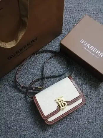 B家新款 TB 迷你专属标识双色帆布拼皮革锁扣包 版型立挺的单肩包 精选双色帆布与平滑皮革制造 锁扣装饰 Thomas Bur灵感专属标识 随心变换为斜背包或手拿包造型 编号 90238尺寸:17 - 6 - 12.5cm 84388080