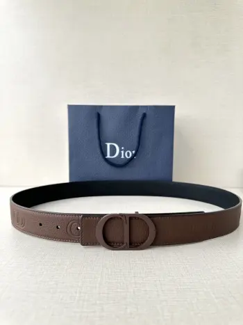 宽度3.5cm DIOR 这款腰带扣采用咖啡棕色哑光涂漆饰面不锈钢精心制作 展示CD Icon 标志 可与各式35毫米腰带搭配 提升格调 打造优雅精致的造型 