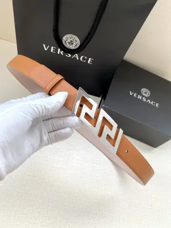 VERSACE 宽度3.0cm 此款腰带由优质皮革制成 饰有La Greca彰显个性设计 该铆钉腰带饰有La Greca五金搭扣配件 打造Versace造型 