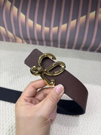 罗意威 40mm寬度採用雙面進口原版皮腰帶 真空電鍍五金扣頭實物拍攝 一等一好質量  長短不可自行裁剪送禮自用首選上身效果贊贊贊手工專業到位  包裝配送 專櫃禮品盒 提袋 發票 打孔器  購買認准細節謹防受騙 