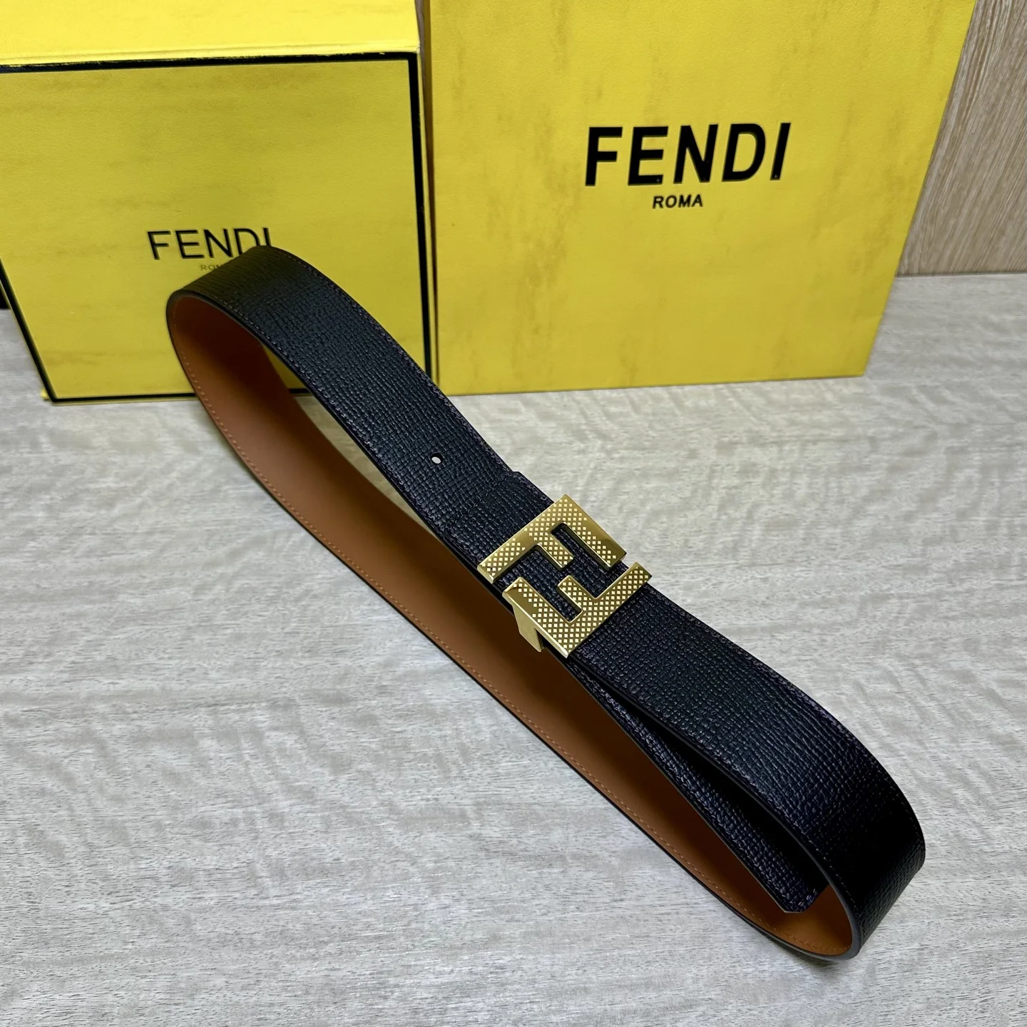 FENDl 芬迪 宽40MM双面原版小牛皮 搭配单钌钯电镀扣 完美的手感.油边 出众的设计.风格 高贵奢华 时尚大方 高清实拍 货真价实 品质保证 双面 用