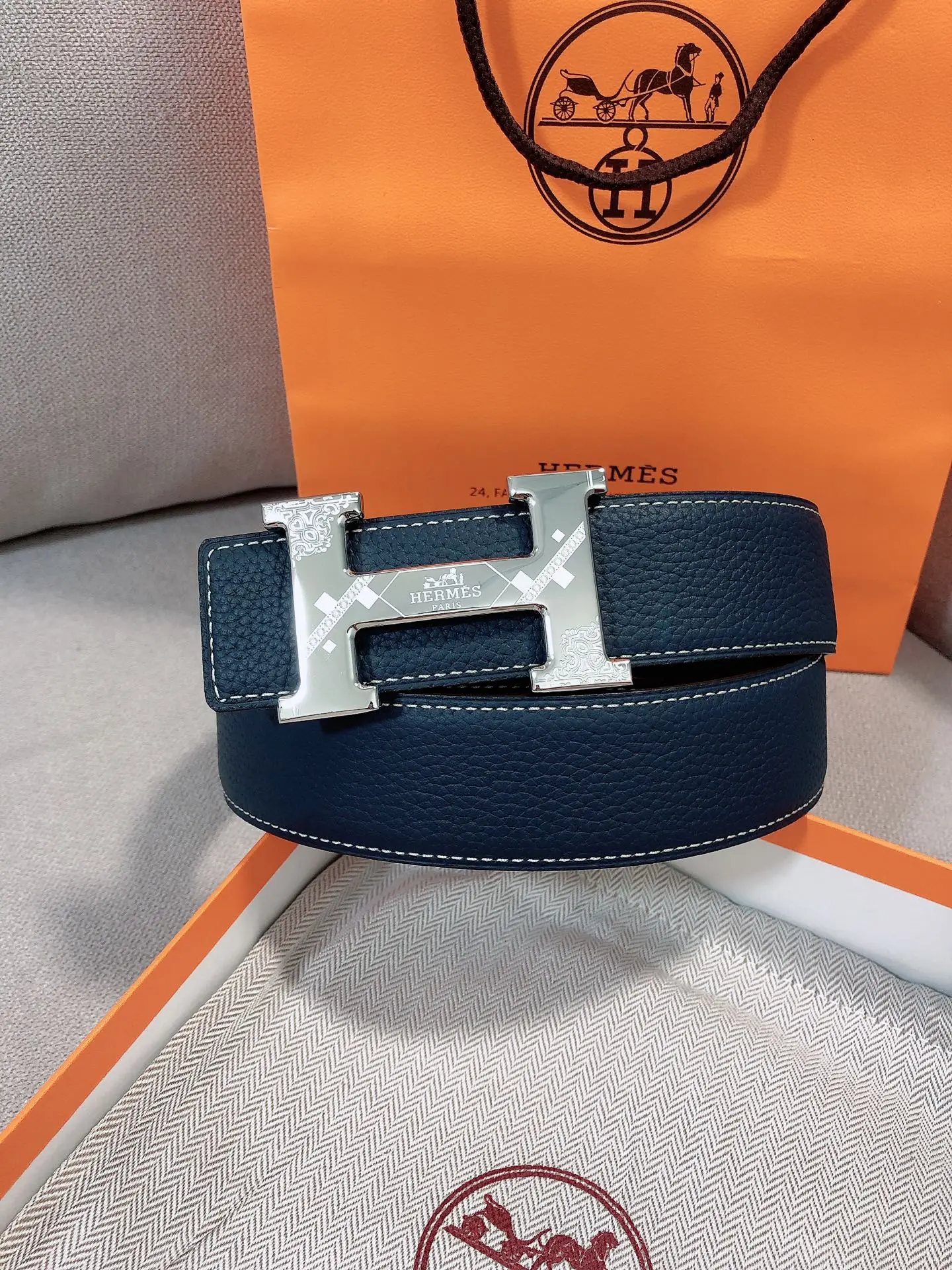Hermes.爱马仕 宽度38MM 以其精湛工艺高品质材料和经典设计备受推崇 是男士腰带顶级选择 简约大气 适合商务和休闲场合 产品手感细腻 不仅是实用配饰 更是身份与品味的象征