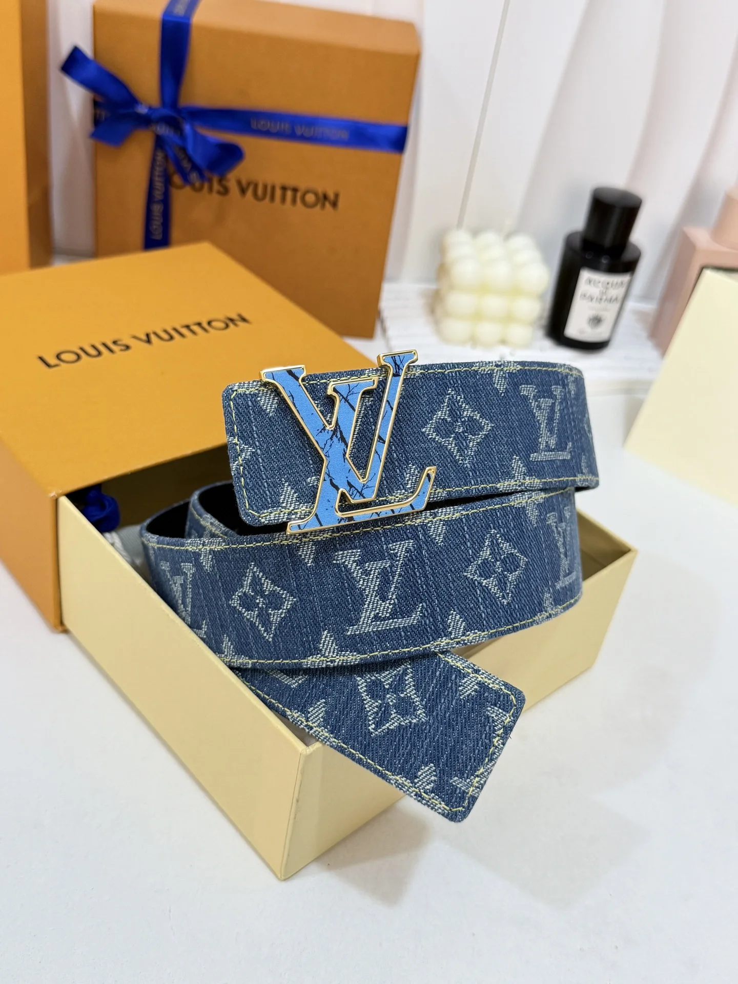 原单LV皮带|高仿LV皮带|精仿LV皮带|一比一LV皮带LV丹宁牛仔裂纹工艺扣皮带 40mm标准宽度 复古水洗提花牛仔带身 内里柔韧皮质垫层 触感高级 金边裂纹印花LV 金属扣 设计感十足 复古个性氛 围感拉满