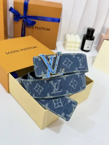 LV丹宁牛仔裂纹工艺扣皮带 40mm标准宽度 复古水洗提花牛仔带身 内里柔韧皮质垫层 触感高级 金边裂纹印花LV 金属扣 设计感十足 复古个性氛 围感拉满