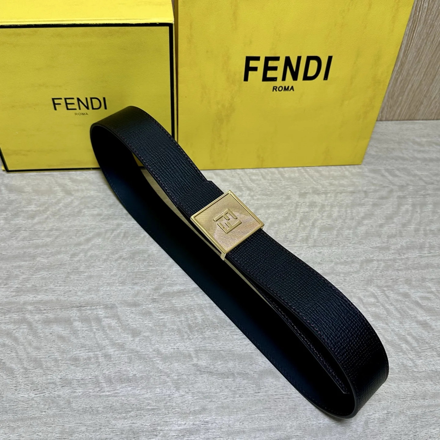 FENDl 芬迪 宽40MM双面原版小牛皮 搭配单钌钯电镀扣 完美的手感.油边 出众的设计.风格 高贵奢华 时尚大方 高清实拍 货真价实 品质保证 双面 用