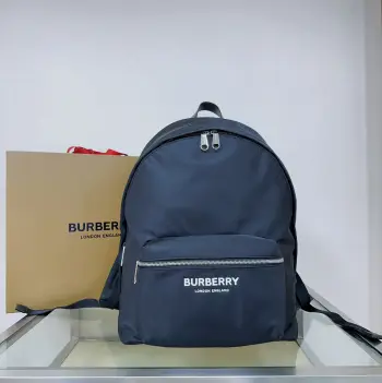 B家新款尼龙双肩包 印有焕新的品牌徽标 搭配平滑皮革边饰 肩背带饰有 Bur字母提花精纺徽标 30.5 x 14.5 x 42.5cm 