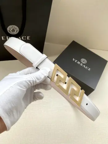 VERSACE 宽度3.0cm 此款腰带由优质皮革制成 饰有La Greca彰显个性设计 该铆钉腰带饰有La Greca五金搭扣配件 打造Versace造型 