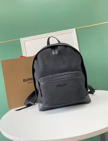 B家最新双肩包采用标志性格纹设计 搭配平滑皮革边饰 点缀品牌微标 便于有序携带随身物品 绗缝背部裁片设计 提供防护性能 本品轻松满足多样需求 是通勤造型的理想单品 尺寸42.5x14.5x305491
