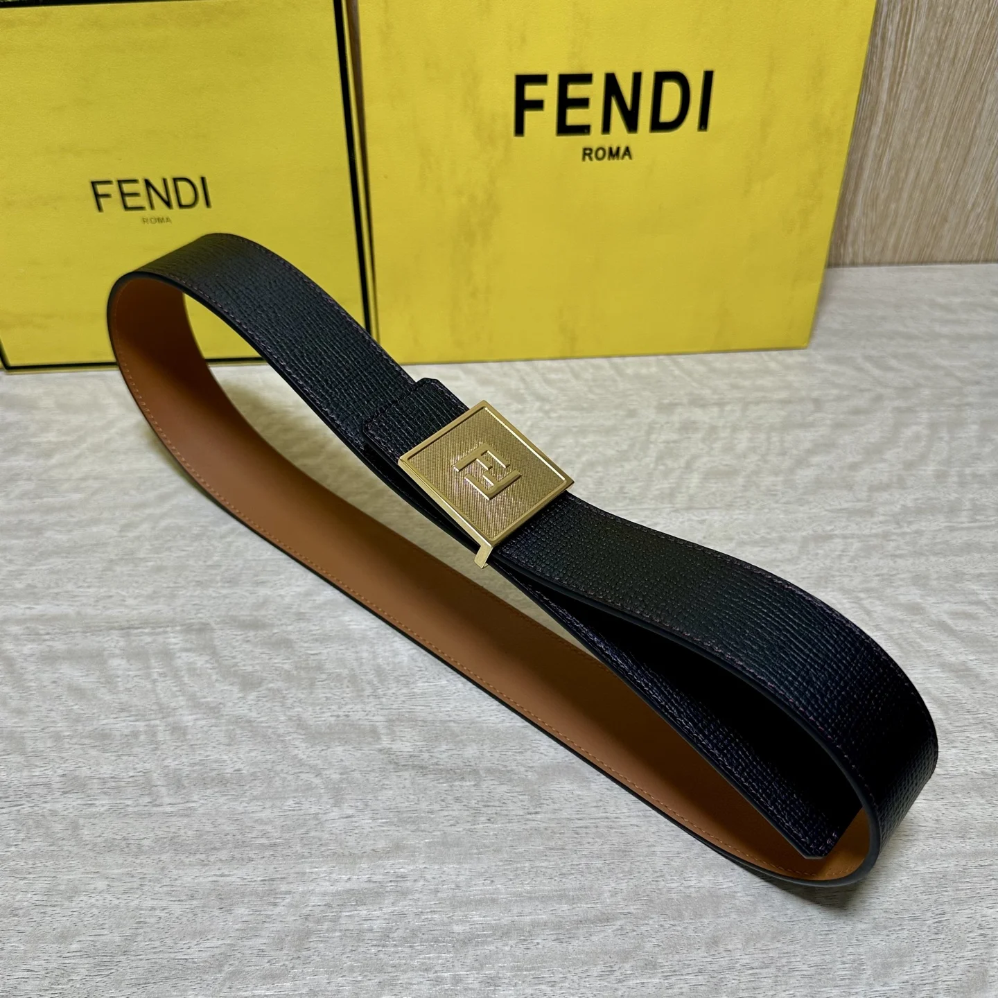 FENDl 芬迪 宽40MM双面原版小牛皮 搭配单钌钯电镀扣 完美的手感.油边 出众的设计.风格 高贵奢华 时尚大方 高清实拍 货真价实 品质保证 双面 用