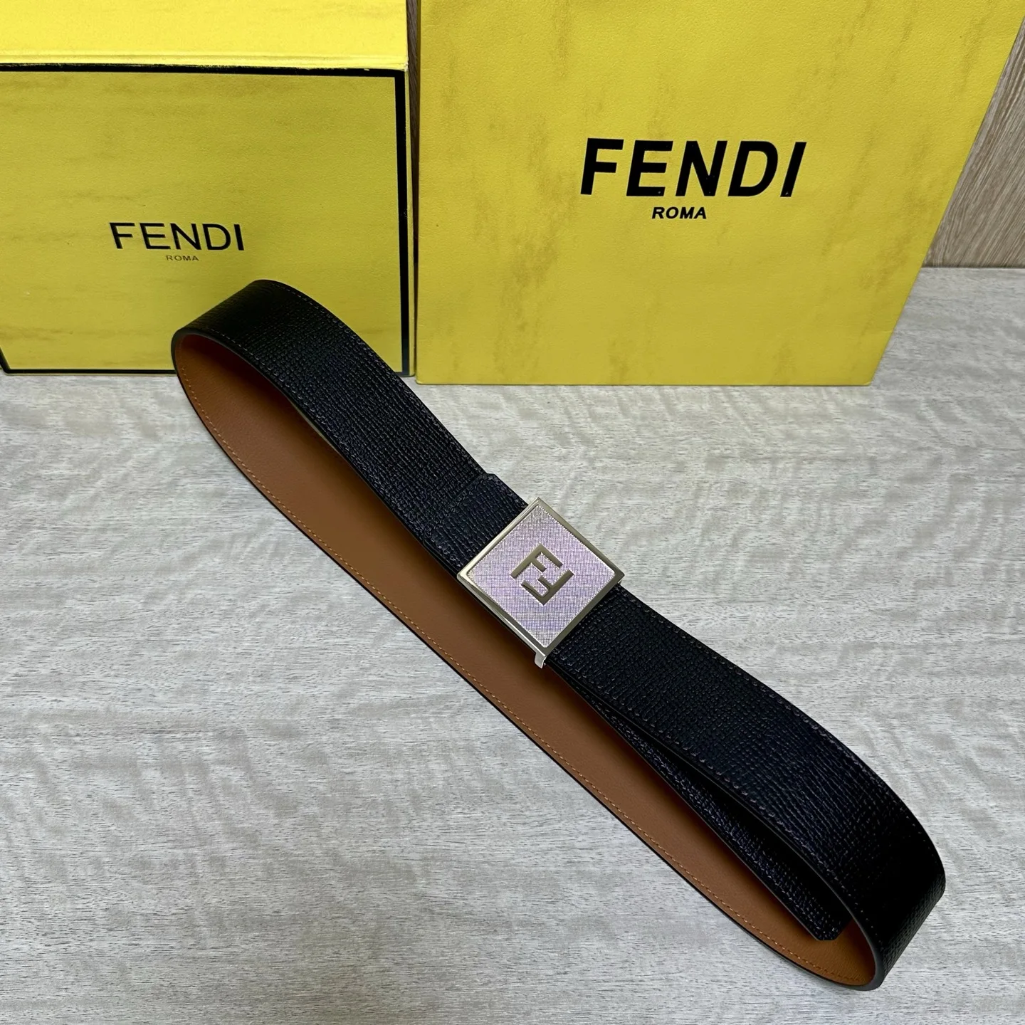 FENDl 芬迪 宽40MM双面原版小牛皮 搭配单钌钯电镀扣 完美的手感.油边 出众的设计.风格 高贵奢华 时尚大方 高清实拍 货真价实 品质保证 双面 用