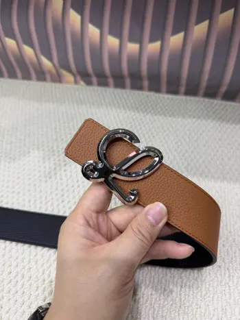 罗意威 40mm寬度採用雙面進口原版皮腰帶 真空電鍍五金扣頭實物拍攝 一等一好質量  長短不可自行裁剪送禮自用首選上身效果贊贊贊手工專業到位  包裝配送 專櫃禮品盒 提袋 發票 打孔器  購買認准細節謹防受騙 