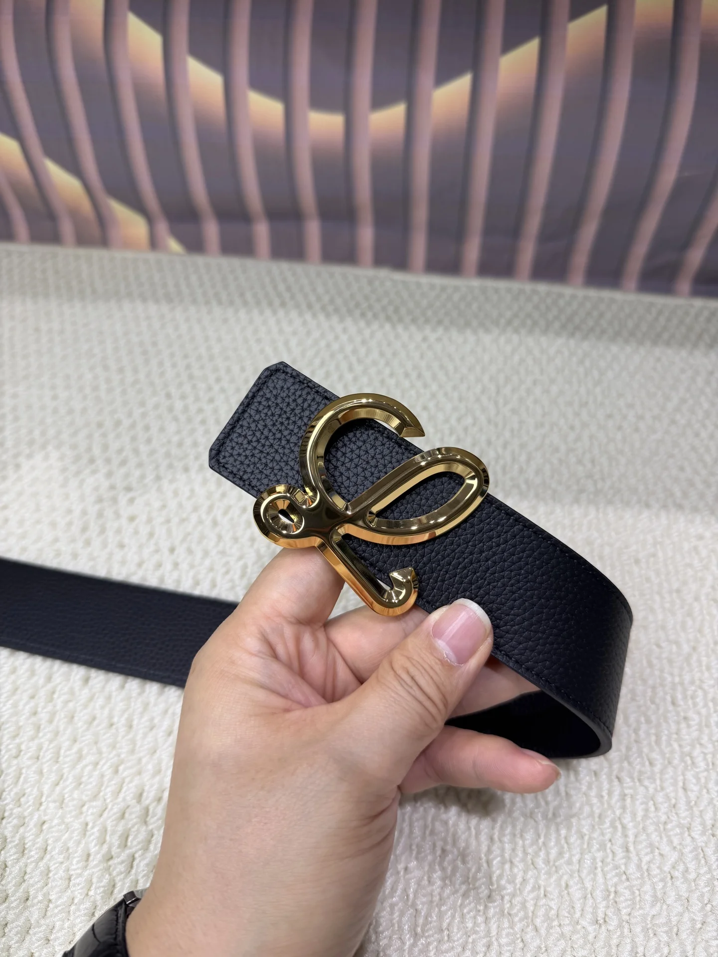 罗意威 40mm寬度採用雙面進口原版皮腰帶 真空電鍍五金扣頭實物拍攝 一等一好質量 長短不可自行裁剪送禮自用首選上身效果贊贊贊手工專業到位 包裝配送 專櫃禮品盒 提袋 發票 打孔器 購買認准細節謹防受騙