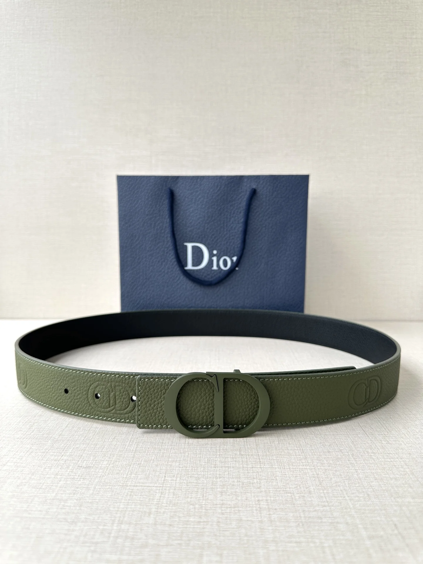 宽度3.5cm DIOR 这款腰带扣采用海军绿色哑光涂漆饰面不锈钢精心制作 展示CD Icon 标志 可与各式35毫米腰带搭配 提升格调 打造优雅精致的造型 