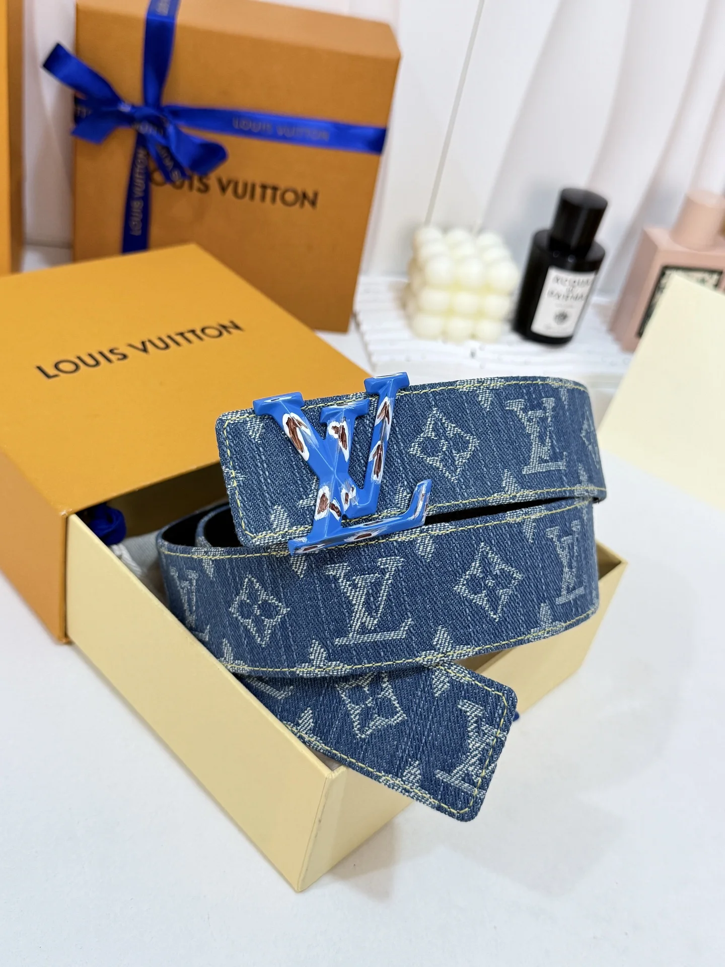 原单LV皮带|高仿LV皮带|精仿LV皮带|一比一LV皮带LV丹宁牛仔裂纹工艺扣皮带 40mm标准宽度 复古水洗提花牛仔带身 内里柔韧皮质垫层 触感高级 金边裂纹印花LV 金属扣 设计感十足 复古个性氛 围感拉满