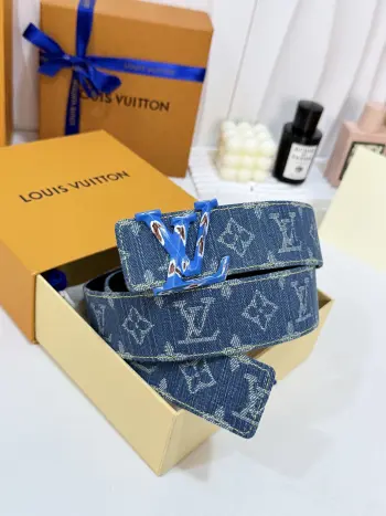 LV丹宁牛仔裂纹工艺扣皮带 40mm标准宽度 复古水洗提花牛仔带身 内里柔韧皮质垫层 触感高级 金边裂纹印花LV 金属扣 设计感十足 复古个性氛 围感拉满