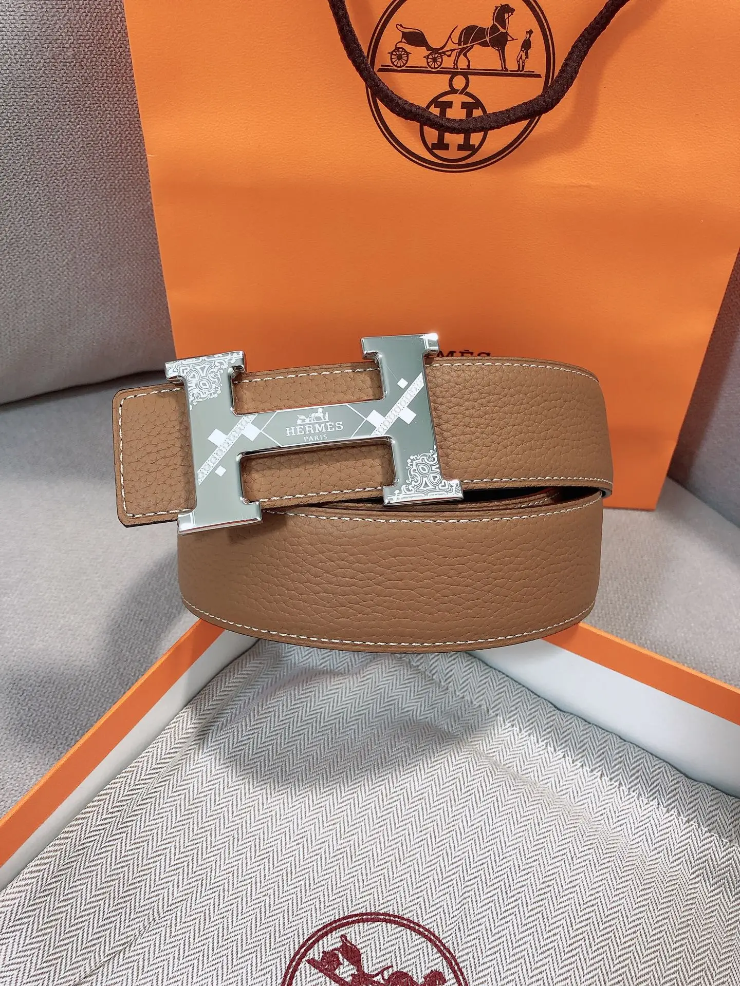 Hermes.爱马仕 宽度38MM 以其精湛工艺高品质材料和经典设计备受推崇 是男士腰带顶级选择 简约大气 适合商务和休闲场合 产品手感细腻 不仅是实用配饰 更是身份与品味的象征