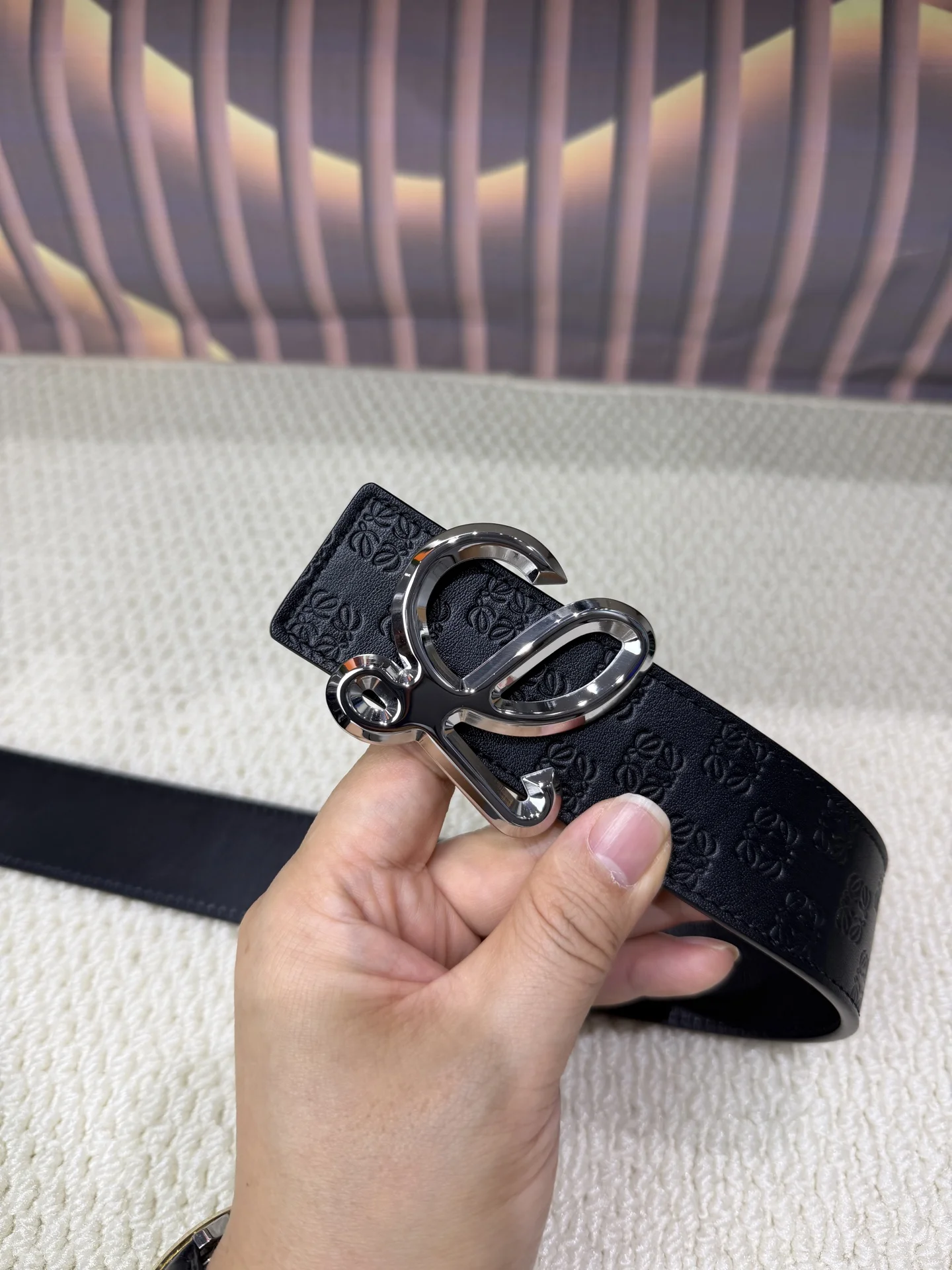 罗意威 40mm寬度採用雙面進口原版皮腰帶 真空電鍍五金扣頭實物拍攝 一等一好質量 長短不可自行裁剪送禮自用首選上身效果贊贊贊手工專業到位 包裝配送 專櫃禮品盒 提袋 發票 打孔器 購買認准細節謹防受騙