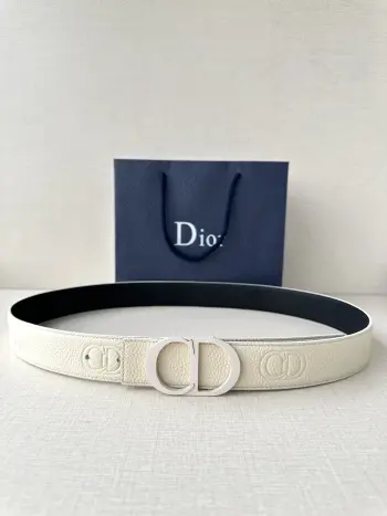 宽度3.5cm DIOR 这款腰带扣采用珍珠米白色哑光涂漆饰面不锈钢精心制作 展示CD Icon 标志 可与各式35毫米腰带搭配 提升格调 打造优雅精致的造型 