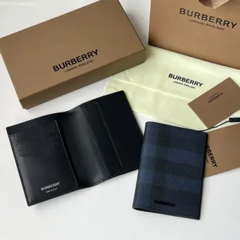 格纹折叠式护照夹 B 家 原单出品     细腻柔软的小牛皮内搭 搭配格子面料 专柜品质 做工精细实物拍摄   80841731尺寸14cm*10cm
