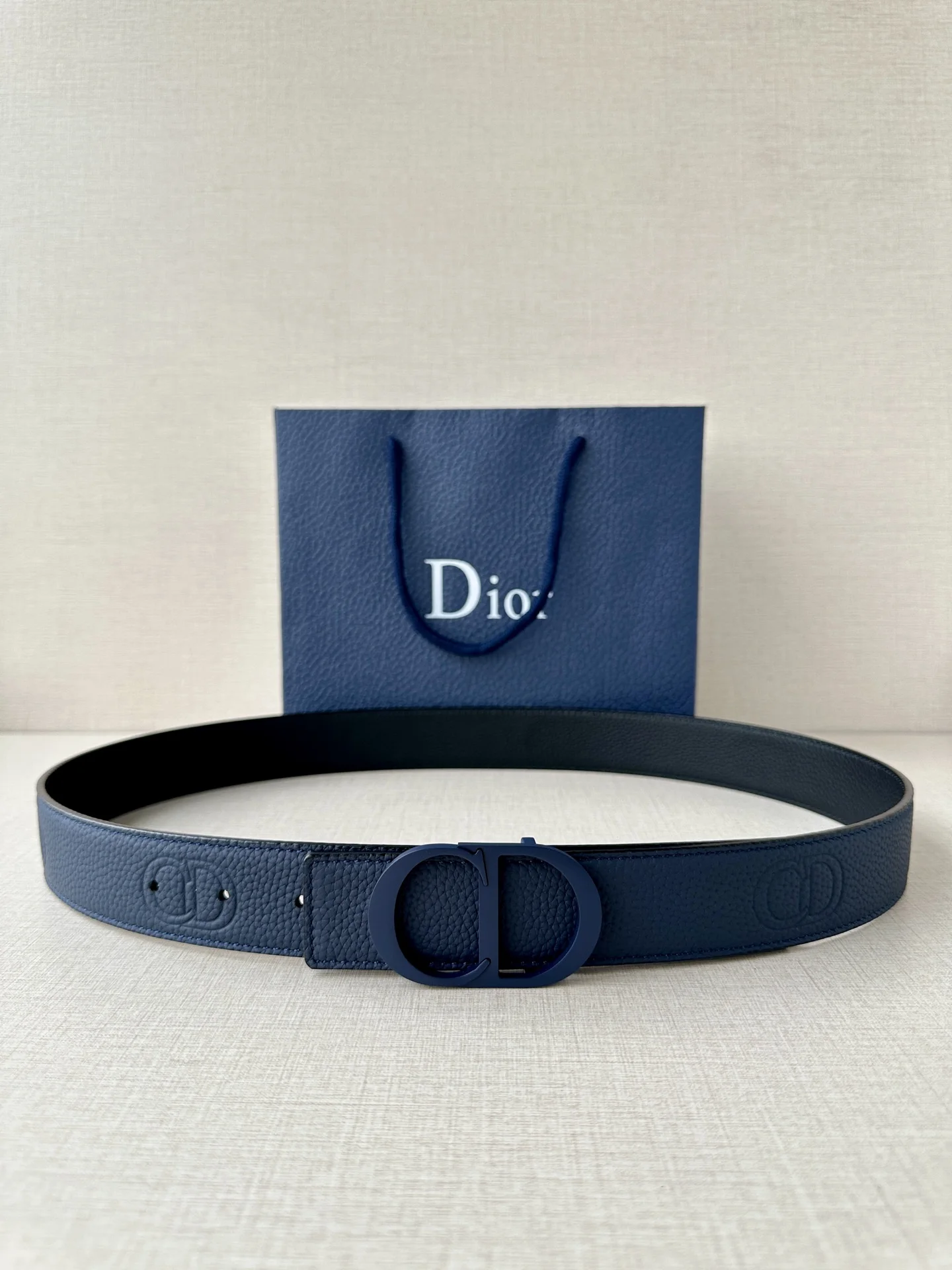 宽度3.5cm DIOR 这款腰带扣采用海军蓝色哑光涂漆饰面不锈钢精心制作 展示CD Icon 标志 可与各式35毫米腰带搭配 提升格调 打造优雅精致的造型 