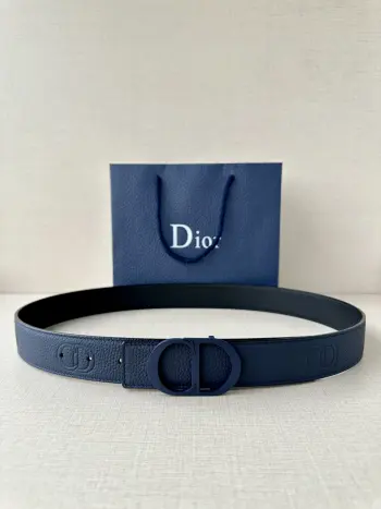 宽度3.5cm DIOR 这款腰带扣采用海军蓝色哑光涂漆饰面不锈钢精心制作 展示CD Icon 标志 可与各式35毫米腰带搭配 提升格调 打造优雅精致的造型 