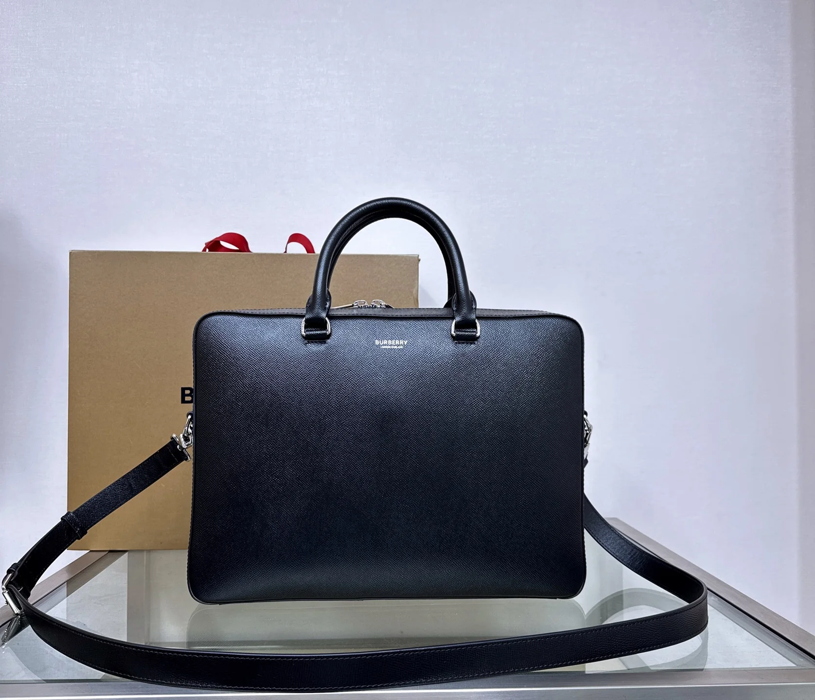 特级 B家粒纹牛皮公文包 饰有焕新的品牌徽标 可缔造手提造型 或使用可拆式背带便于肩背 37 x 9 x 27cm型号2651