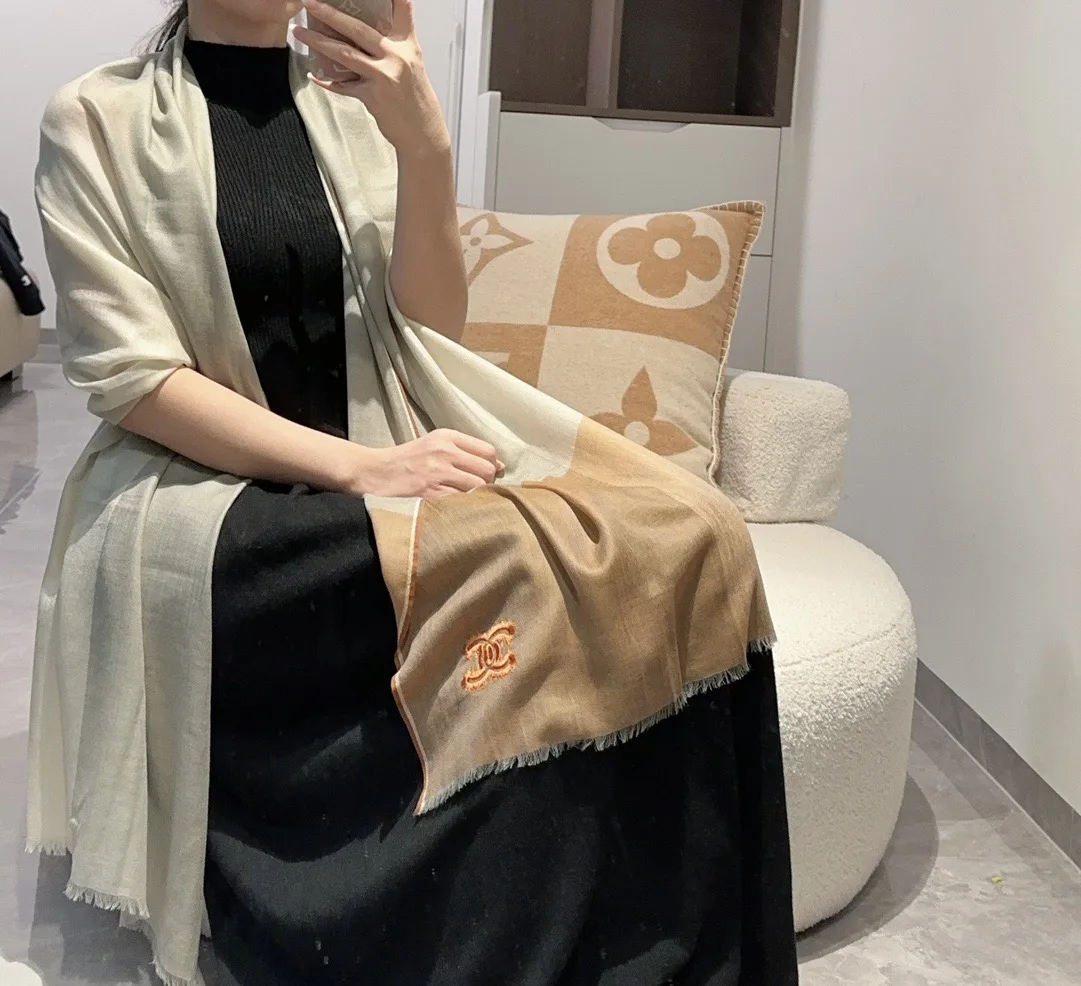原单围巾/丝巾配饰|高仿围巾/丝巾配饰|精仿围巾/丝巾配饰|一比一围巾/丝巾配饰高级舒适时髦气质 相信我的就收吧 香奈儿这款触动内心的柔美围巾 无法模仿的颜色和气质 围巾光影下还会有非常漂亮的特殊波纹肌理 一般工厂做不出这样的款 属于羊绒中的佼佼者 成功人士追求的品 颜色我给满分 有点独有的仙气 女性气质 颜色淡雅 不过分妖娆 尺寸规格105*180cm羊绒围巾