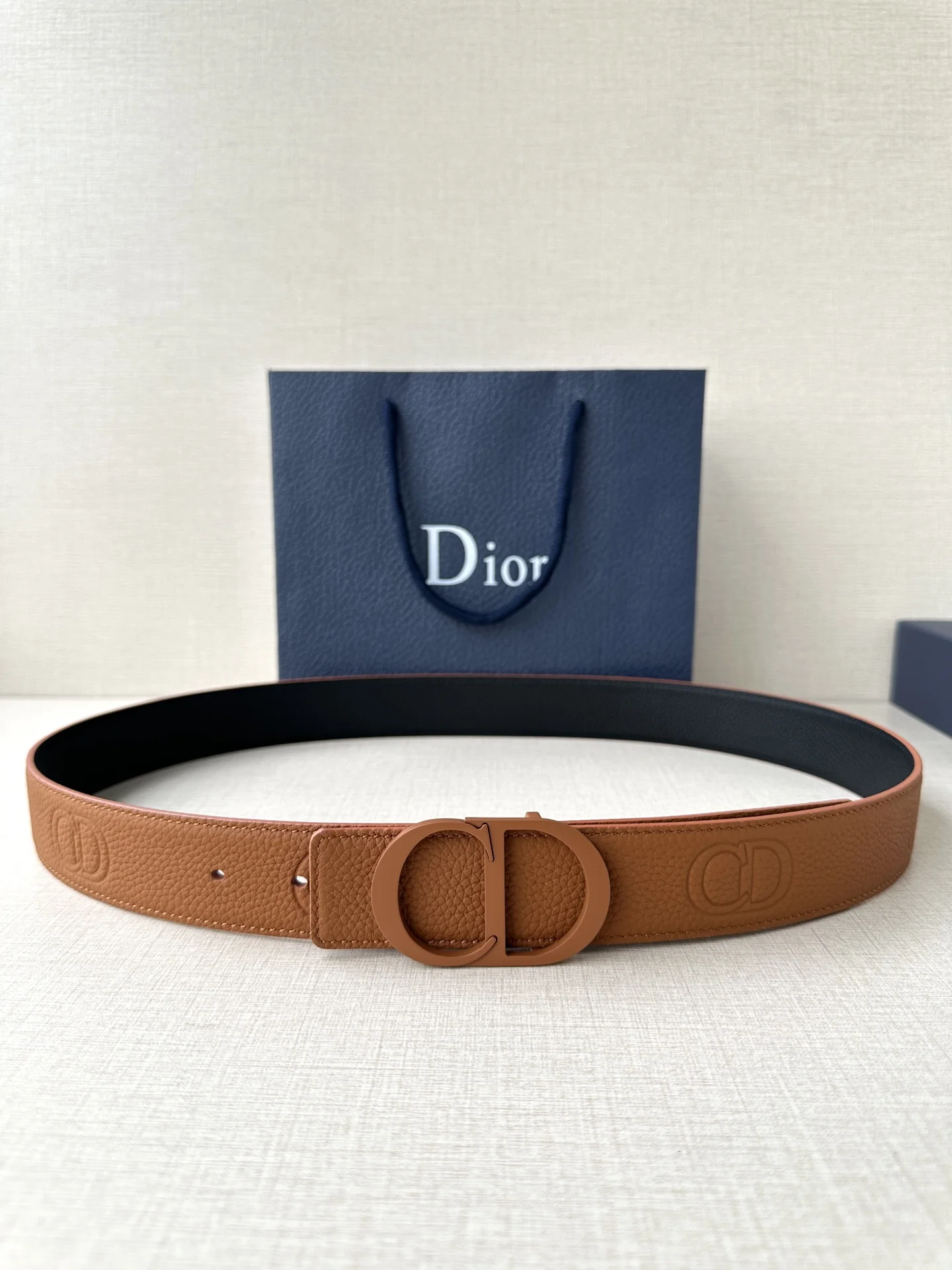 宽度3.5cm DIOR 这款腰带扣采用黄棕色哑光涂漆饰面不锈钢精心制作 展示CD Icon 标志 可与各式35毫米腰带搭配 提升格调 打造优雅精致的造型 