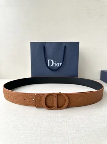 宽度3.5cm DIOR 这款腰带扣采用黄棕色哑光涂漆饰面不锈钢精心制作 展示CD Icon 标志 可与各式35毫米腰带搭配 提升格调 打造优雅精致的造型 