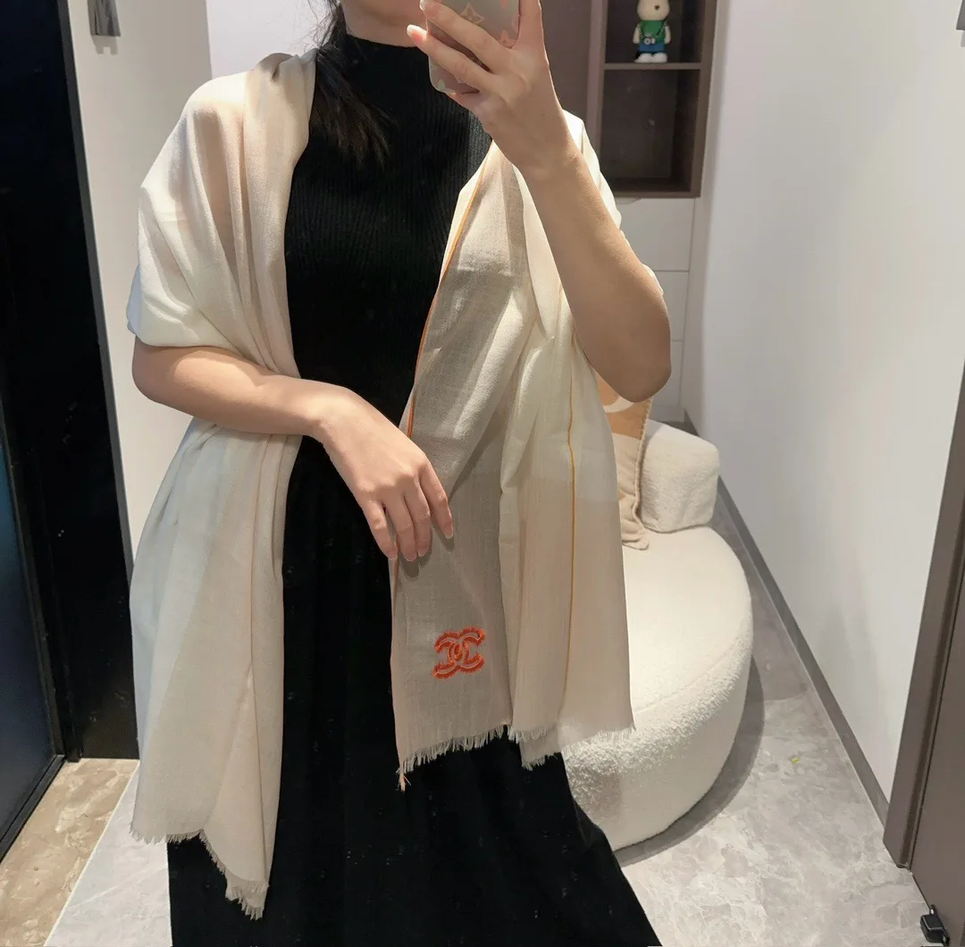 原单围巾/丝巾配饰|高仿围巾/丝巾配饰|精仿围巾/丝巾配饰|一比一围巾/丝巾配饰高级舒适时髦气质 相信我的就收吧 香奈儿这款触动内心的柔美围巾 无法模仿的颜色和气质 围巾光影下还会有非常漂亮的特殊波纹肌理 一般工厂做不出这样的款 属于羊绒中的佼佼者 成功人士追求的品 颜色我给满分 有点独有的仙气 女性气质 颜色淡雅 不过分妖娆 尺寸规格105*180cm羊绒围巾