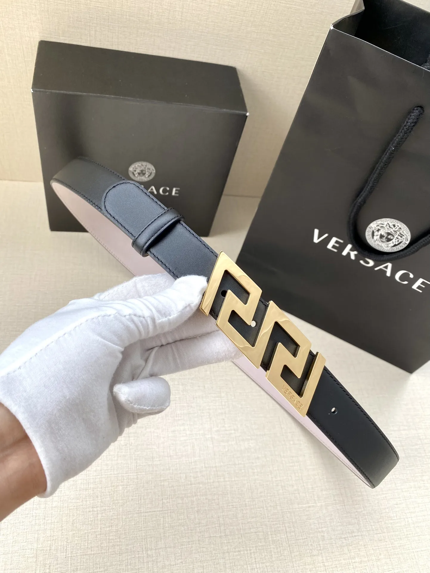 VERSACE 宽度3.0cm 此款腰带由优质皮革制成 饰有La Greca彰显个性设计 该铆钉腰带饰有La Greca五金搭扣配件 打造Versace造型
