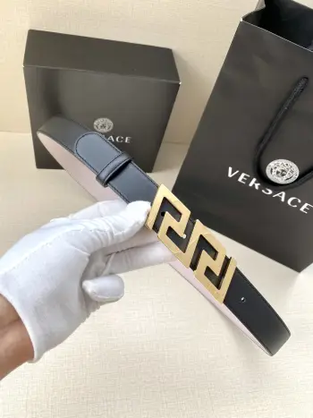 VERSACE 宽度3.0cm 此款腰带由优质皮革制成 饰有La Greca彰显个性设计 该铆钉腰带饰有La Greca五金搭扣配件 打造Versace造型 