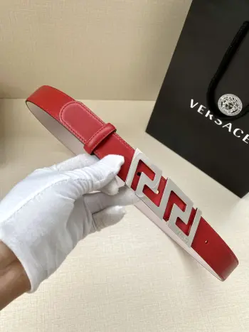 VERSACE 宽度3.0cm 此款腰带由优质皮革制成 饰有La Greca彰显个性设计 该铆钉腰带饰有La Greca五金搭扣配件 打造Versace造型 