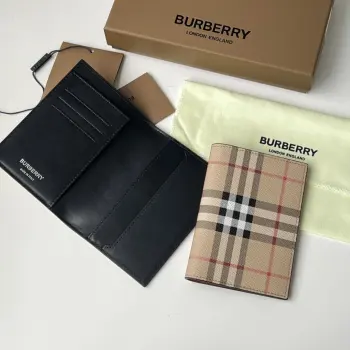 格纹折叠式护照夹 B 家 原单出品     细腻柔软的小牛皮内搭 搭配格子面料 专柜品质 做工精细实物拍摄   80841731尺寸14cm*10cm
