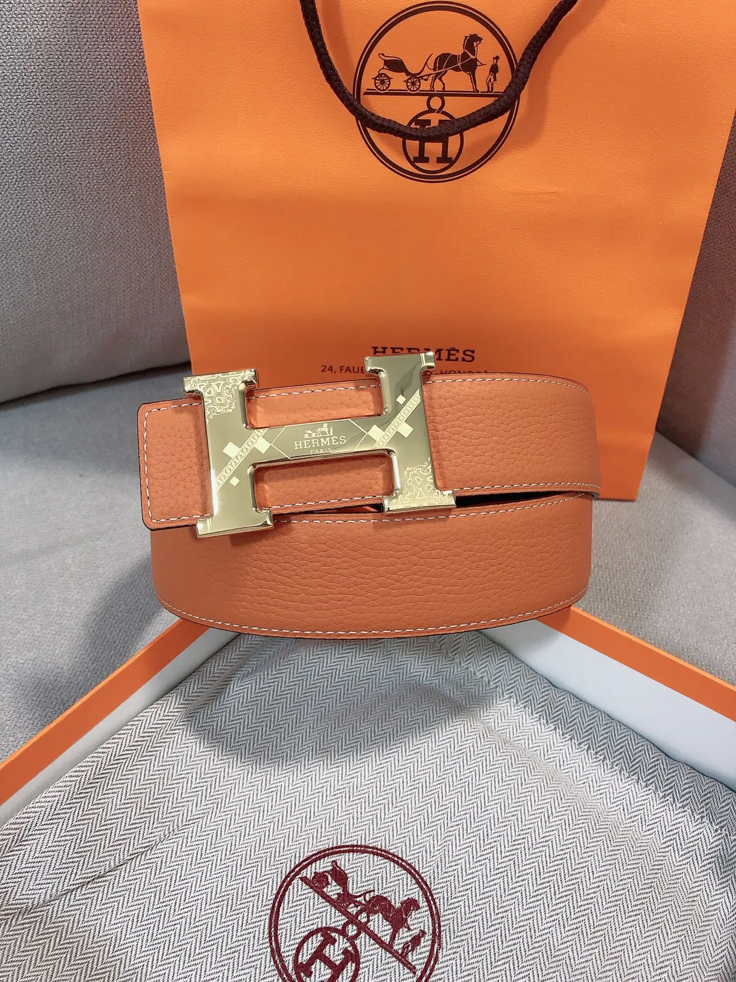 Hermes.爱马仕 宽度38MM 以其精湛工艺高品质材料和经典设计备受推崇 是男士腰带顶级选择 简约大气 适合商务和休闲场合 产品手感细腻 不仅是实用配饰 更是身份与品味的象征