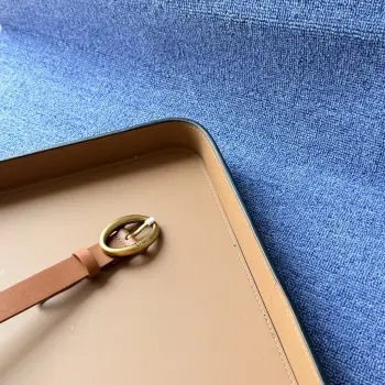 Dior Legende腰带 25毫米黑色光滑牛皮革 采用黑色光滑牛皮革精制 搭配复古金色饰面金属腰带扣 扣上饰有Dior标志 内侧为复古金色饰面金属细节 含铜合金 牛皮革材质 意大利制造 