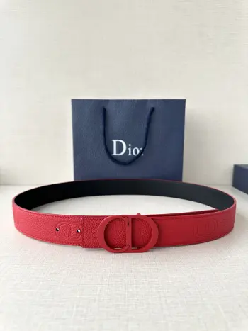 宽度3.5cm DIOR 这款腰带扣采用中国红色哑光涂漆饰面不锈钢精心制作 展示CD Icon 标志 可与各式35毫米腰带搭配 提升格调 打造优雅精致的造型 