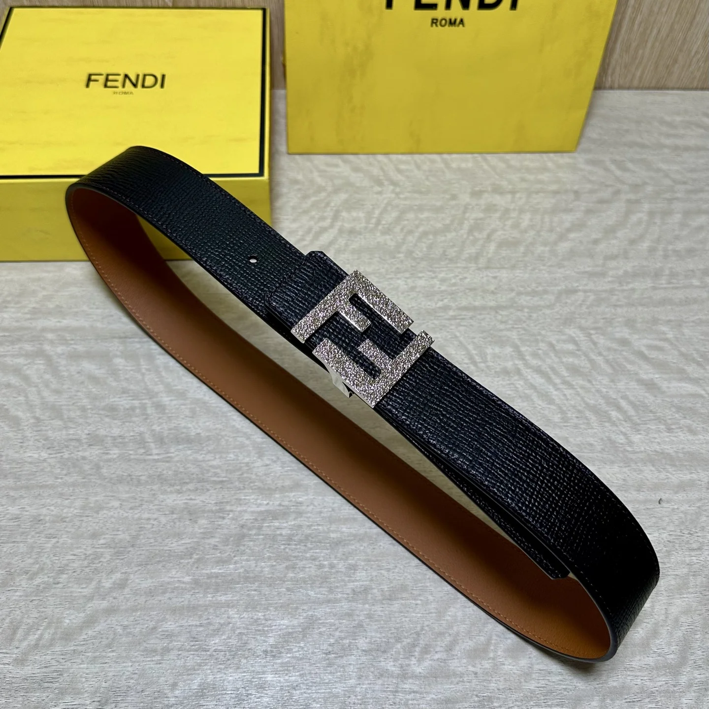 FENDl 芬迪 宽40MM双面原版小牛皮 搭配单钌钯电镀扣 完美的手感.油边 出众的设计.风格 高贵奢华 时尚大方 高清实拍 货真价实 品质保证 双面 用