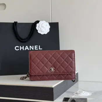 2026 新品 chanel woc 第三代 发财包 出新品 大球鱼子酱牛皮最经典款 斜挎单肩 手提 多种样式背法 酷酷的外形 让你走路都带风 经典的包型 包身方方正正 尺寸适合日常所有风格打扮 包身采用小牛皮皮制成 在自然光下光泽度很好 皮质与手感完全无法用言语表达 好的东西隔着屏幕也能感受到它的完美质感 菱格饱满但是不会过于凸起 饱满度自然 这个度很难把握  市场大部分都是做的过于饱满 华丽与气质的前沿 是你意想不到的尊贵 里配原版布 五金钢麦尺寸:19cmX12cmX3cm编号 AP4241