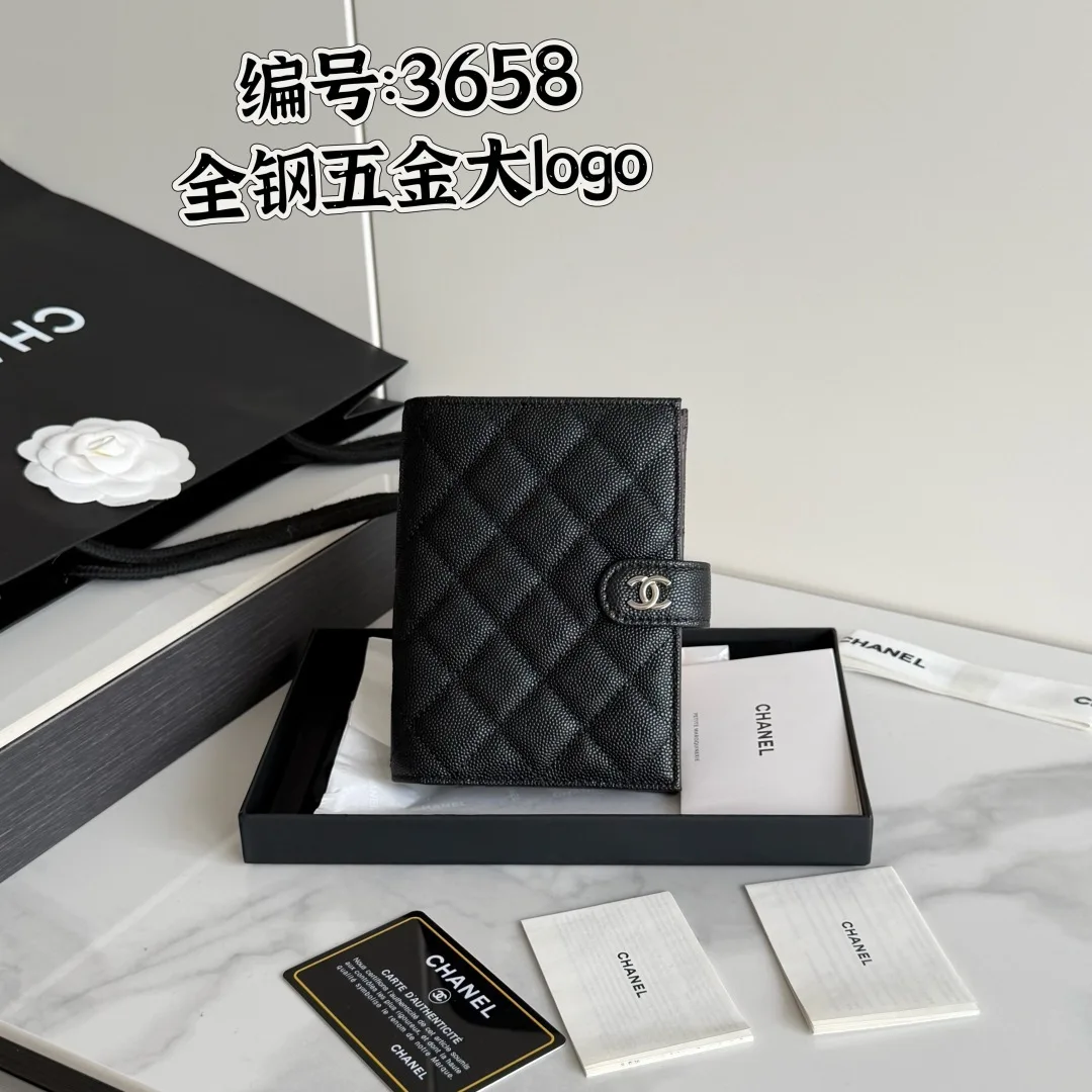 26S-新品 CHANEL 多功能护照夹鱼子酱牛皮制作 大logo五金 全钢这款设计以后也可能进入经典系列钱包 护照本 二合一产品款号 AP3658原单品质 细节美到淋漓尽致 尺寸15*10*3cm 