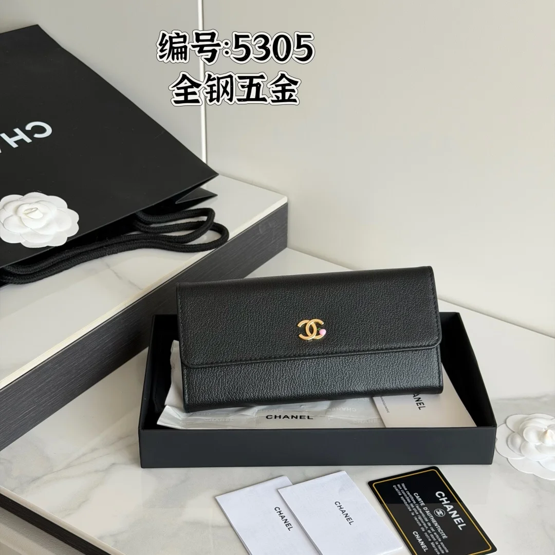 26s新品 CHANEL全钢五金这个系列最火的单品就是带有一个立体粉色小苹果 Logo 的卡包和证件套 属于2026年高级手工坊系列 设计非常俏皮少女 编号 AP5305 山羊皮 新款小苹果五金长款两折包尺寸 19×10.5×2cm