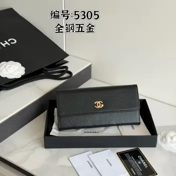 26s新品 CHANEL全钢五金这个系列最火的单品就是带有一个立体粉色小苹果 Logo 的卡包和证件套 属于2026年高级手工坊系列 设计非常俏皮少女 编号 AP5305 山羊皮 新款小苹果五金长款两折包尺寸 19×10.5×2cm