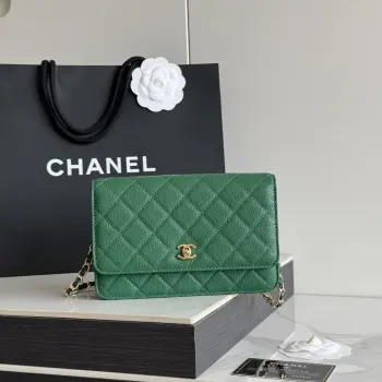 2026 新品 chanel woc 第三代 发财包 出新品 大球鱼子酱牛皮最经典款 斜挎单肩 手提 多种样式背法 酷酷的外形 让你走路都带风 经典的包型 包身方方正正 尺寸适合日常所有风格打扮 包身采用小牛皮皮制成 在自然光下光泽度很好 皮质与手感完全无法用言语表达 好的东西隔着屏幕也能感受到它的完美质感 菱格饱满但是不会过于凸起 饱满度自然 这个度很难把握  市场大部分都是做的过于饱满 华丽与气质的前沿 是你意想不到的尊贵 里配原版布 五金钢麦尺寸:19cmX12cmX3cm编号 AP4241
